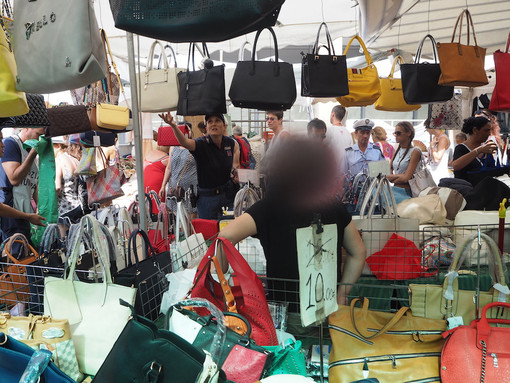 Sanremo: nuovo blitz tra i banchi del mercato, sequestrati numerosi pezzi di merce falsa (FOTO e VIDEO)