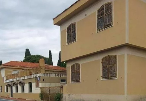 Bordighera, dormivano all'interno della struttura: sbarrati gli accessi dell'ex Bel Sit