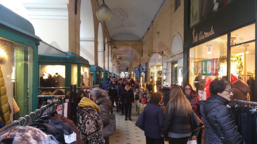 Imperia: al via la 26a edizione della ‘Befana Imperiese’, prima grande giornata commerciale del 2019 (foto)