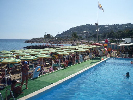 Ai Bagni Gabriella di Sanremo sabato sera musicale con paella, sangria e anguria Ai Bagni Gabriella di Sanremo sabato sera musicale con paella, sangria e anguria