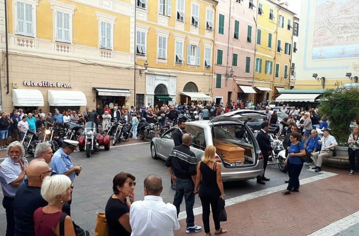 Imperia: ai funerali di Achille Mela, anche un folto gruppo di centauri appartenenti al 'mondo bikers' Imperia: ai funerali di Achille Mela, anche un folto gruppo di centauri appartenenti al 'mondo bikers'