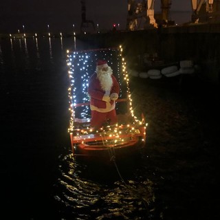 Imperia, festa in Calata Cuneo per Babbo Natale che arriva dal mare: distribuiti dolci a tantissimi bimbi (foto)