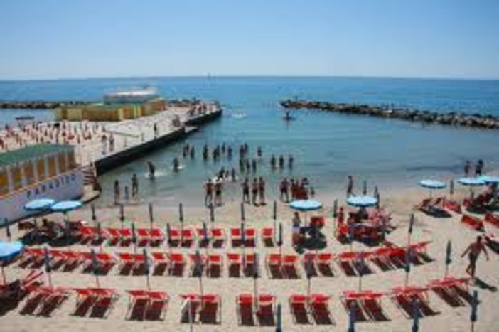 Sanremo: medaglia di bronzo del Senato per la manifestazione 'Bagno sotto le stelle' Sanremo: medaglia di bronzo del Senato per la manifestazione 'Bagno sotto le stelle'