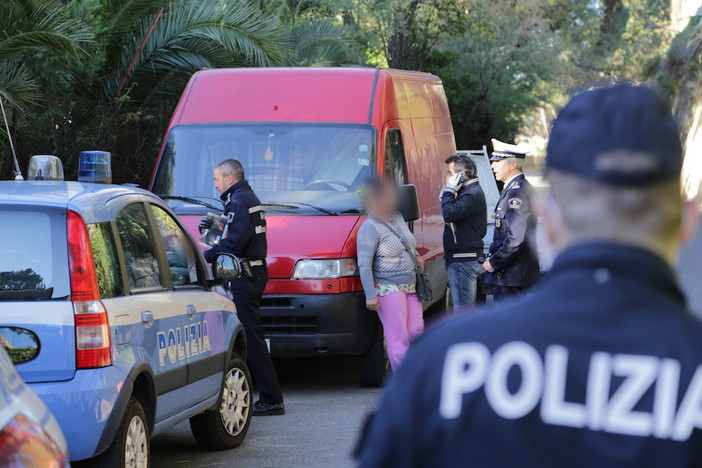 Sanremo: blitz della Polizia e Polizia Municipale contro alcuni clochard e questuanti più volte segnalati, 'Senza fretta... senza tregua' per ripulire la città entro l'estate