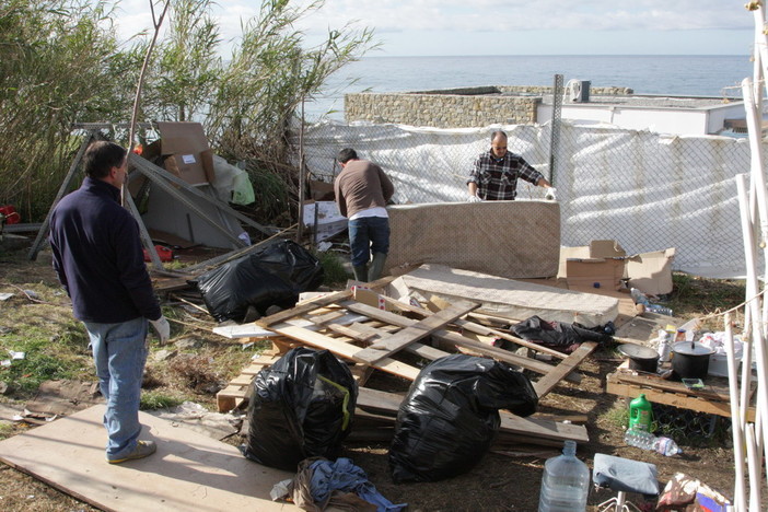 Sanremo: scoperta baracca nascosta tra la pista ciclabile e l'Aurelia in zona 'La Vesca'