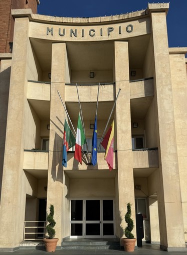 È morto Papa Francesco, bandiere a mezz’asta sugli edifici pubblici di Ventimiglia