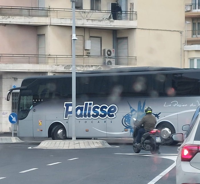 Imperia, nuova rotatoria in viale Matteotti: bus turistico resta incastrato Imperia, nuova rotatoria in viale Matteotti: bus turistico resta incastrato