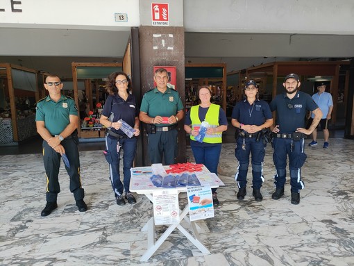 Bottiglie d'acqua e posacenere portatili per una città più pulita. A Sanremo predisposti dei point per sensibilizzare sulla pulizia (Foto)
