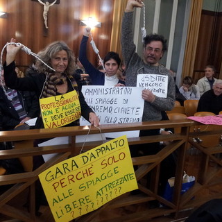 Sanremo: il consiglio comunale accoglie all'unanimità le richieste dei balneari per il bando delle spiagge