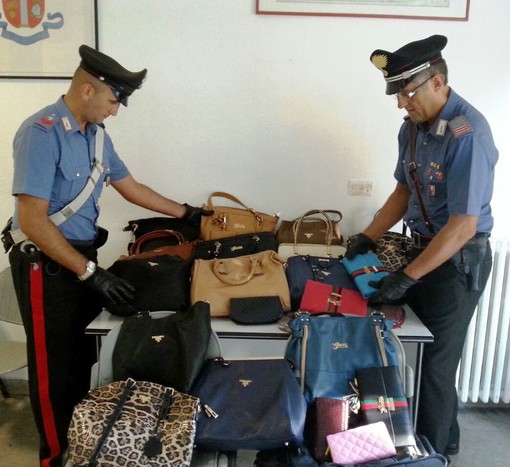 Sanremo: servizio anticontraffazione in via Palazzo, Carabinieri sequestrano numerose borse contraffatte