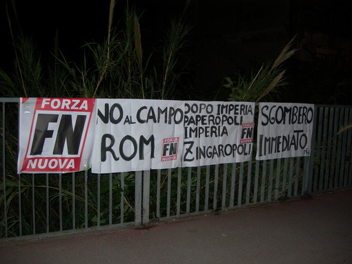 Imperia: blitz di Forza Nuova all'accampamento rom presso il ponte del torrente Impero. Le foto Imperia: blitz di Forza Nuova all'accampamento rom presso il ponte del torrente Impero. Le foto