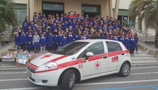 Bordighera: la Croce Rossa ringrazia i bambini per i lavori di Natale che contibuiranno all'acquisto di un'ambulanza