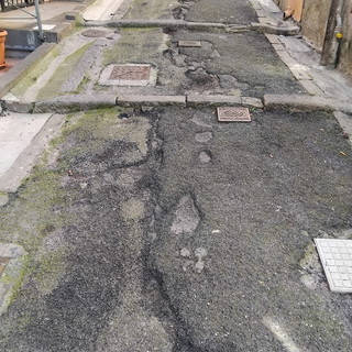 Sanremo: via san Bernardo fortemente dissestata, la segnalazione con foto di una turista Sanremo: via san Bernardo fortemente dissestata, la segnalazione con foto di una turista