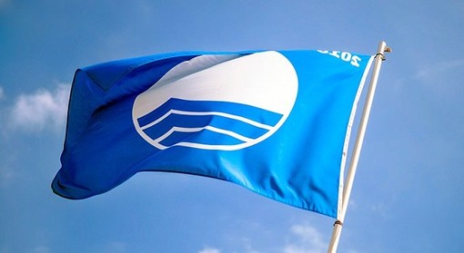 Nuove regole sulla Bandiera Blu, per ottenere il vessillo va garantita la sorveglianza sulle spiagge libere: a rischio molti lidi in provincia