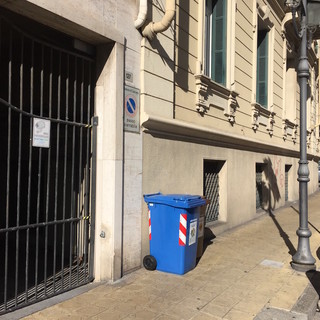 Sanremo: bidoni della spazzatura in cerca di padrone, da giorni stazionano sul marciapiede e vengono usati da tutti