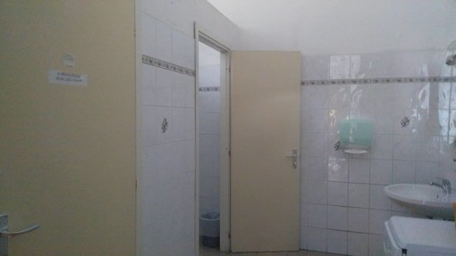 Imperia: ecco il progetto per la ristrutturazione dei bagni a 70mila euro "Non presentano problemi strutturali"