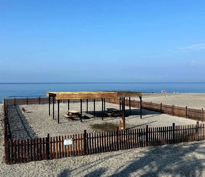 Bordighera pet friendly, pronta la spiaggia per cani: a Rattaconigli torna la 'bau beach'
