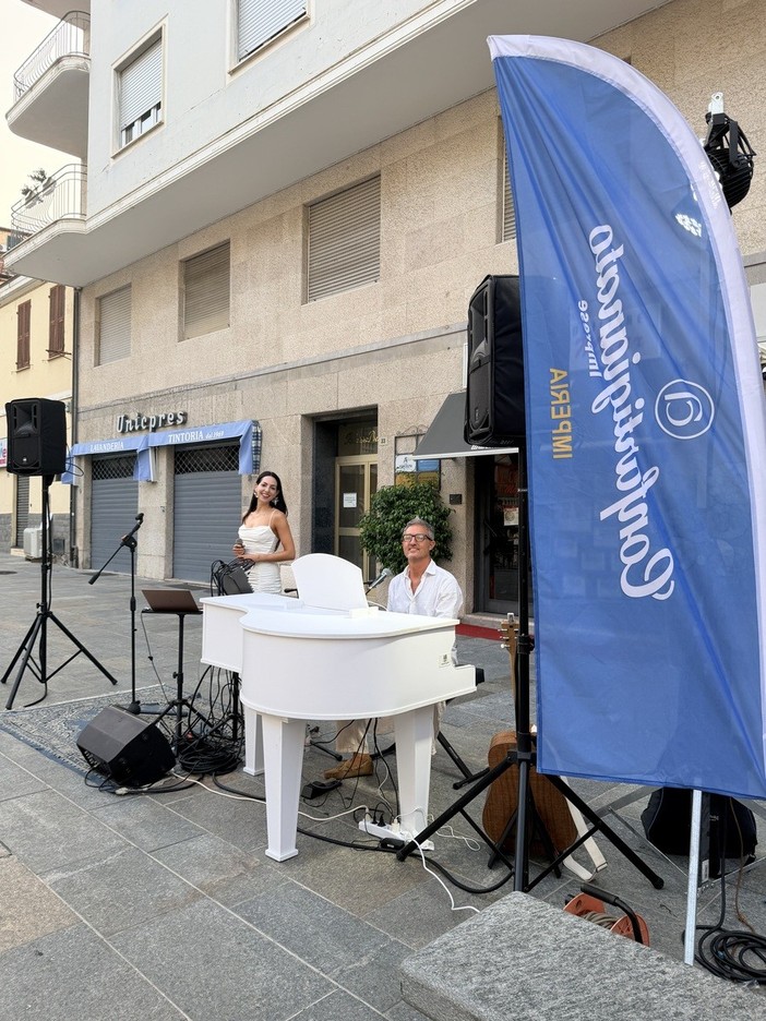 Sanremo si veste di bianco: musica ed eleganza in Piazza Borea d’Olmo con Antonio Mileto e Serena Zaffino Sanremo si veste di bianco: musica ed eleganza in Piazza Borea d’Olmo con Antonio Mileto e Serena Zaffino