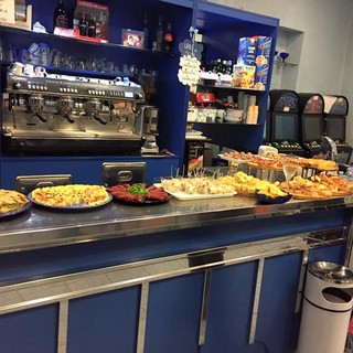 Il Capodanno inizia già alle 17 con l'aperitivo a buffet del Blu Bar di Vallecrosia: per l'ultimo dell'anno speciale promozione 2x1