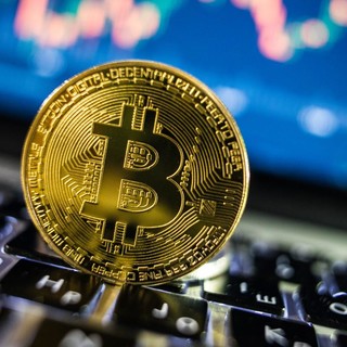 Bitcoin raggiunge un nuovo record: è ora di investire?