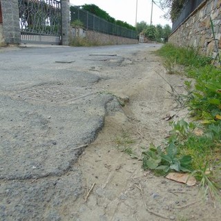 Imperia: asfalto dissestato in Strada Ciosa, la segnalazione di una nostra lettrice