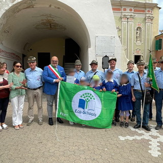 La Bandiera Verde sventola su Riva Ligure, la cerimonia di consegna in piazza Matteotti con la Scuola Primaria ‘S .Pertini’