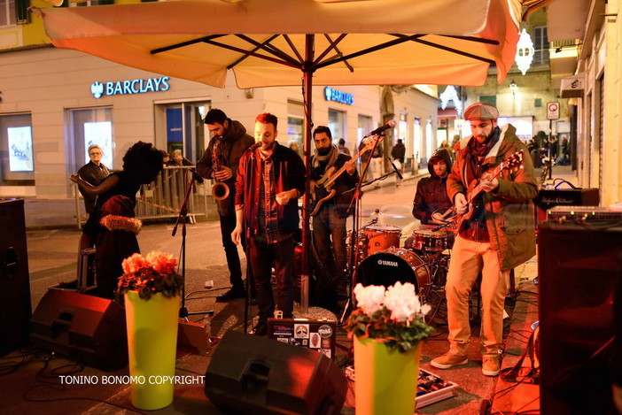 Sanremo: le foto di Tonino Bonomo dell'esibizione live della band ‘TheRiva’ davanti alla Torrefazione