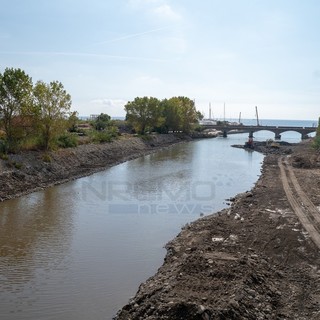 Alla foce del Torrente Argentina iniziate le operazioni di bonifica da eventuali bombe nascoste Alla foce del Torrente Argentina iniziate le operazioni di bonifica da eventuali bombe nascoste