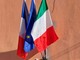 Convenzione Ventimiglia-Mentone: bandiere italiana, francese ed europea spuntano sulla facciata della scuola Convenzione Ventimiglia-Mentone: bandiere italiana, francese ed europea spuntano sulla facciata della scuola