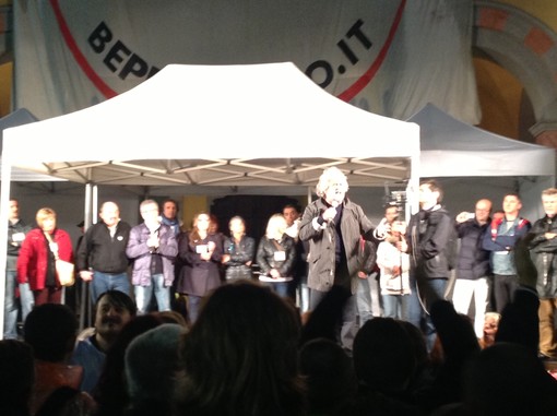 Imperia: iniziato da pochi minuti lo show del leader del Movimento 5 Stelle, Beppe Grillo