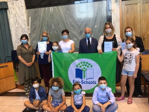 Imperia più "green" grazie agli studenti: consegnata la 'Bandiera Verde' a sette plessi scolastici (foto e video) Imperia più "green" grazie agli studenti: consegnata la 'Bandiera Verde' a sette plessi scolastici (foto e video)