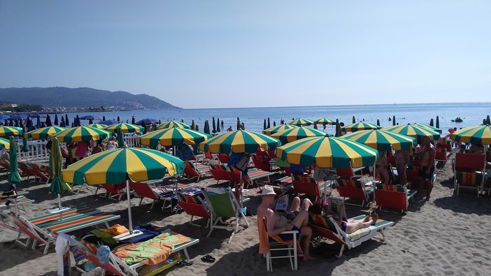 Diano Marina: la rabbia dei gestori degli stabilimenti colpiti dal divieto di balneazione. "E' la terza volta in cinque anni" Diano Marina: la rabbia dei gestori degli stabilimenti colpiti dal divieto di balneazione. "E' la terza volta in cinque anni"