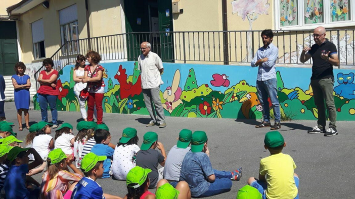Cervo: raccolta fondi "Una bancarella per la scuola", il sindaco Giordano ha consegnato il materiale didattico