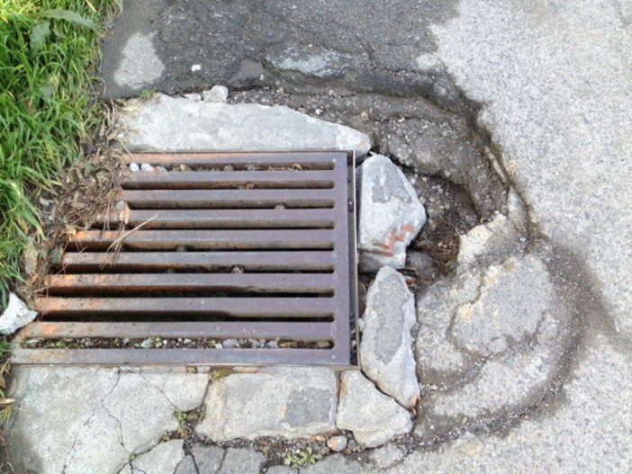Diano Marina: buca in via Monade, la segnalazione (con foto) di una lettrice
