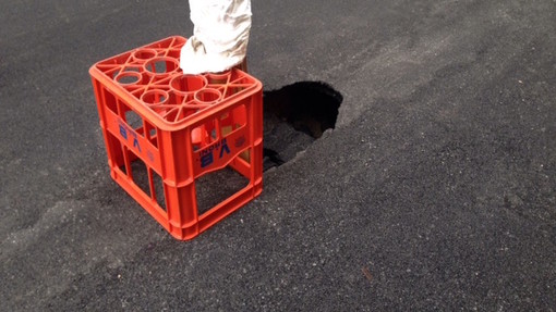 Le immagini della buca sull'asfalto in via Goethe Le immagini della buca sull'asfalto in via Goethe