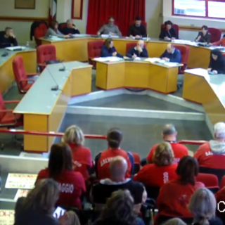 Taggia, balneari in aula con le magliette rosse: il Consiglio affronta due punti sulle concessioni Taggia, balneari in aula con le magliette rosse: il Consiglio affronta due punti sulle concessioni