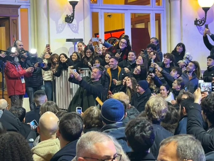 Sanremo 2027, ora è ufficiale: cambia la corsa dei Giovani, finale a sei il 18 dicembre al Casinò e il vincitore tra i Big