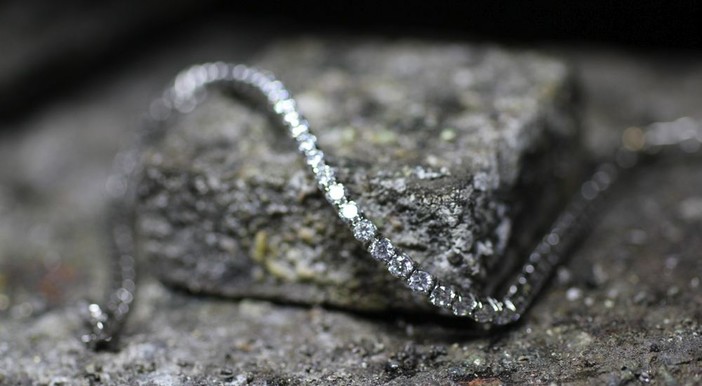 Bracciale tennis: storia e caratteristiche di un gioiello elegante e senza tempo