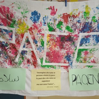 Taggia: i bambini del nido Girotondo hanno colorato la loro bandiera per la Pace