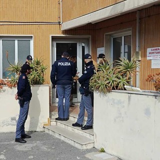 Bimba morta a Bordighera, dall’autopsia emergono contusioni ma nessuna causa certa. Il legale del padre: “Caso complesso, servono gli esami istologici”