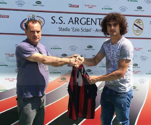 Calcio: nuovo attaccante per l'Argentina, arriva Besmir Balla, albanese, classe 1994, “Sono qua per fare il meglio e dare una grossa mano alla squadra” Calcio: nuovo attaccante per l'Argentina, arriva Besmir Balla, albanese, classe 1994, “Sono qua per fare il meglio e dare una grossa mano alla squadra”