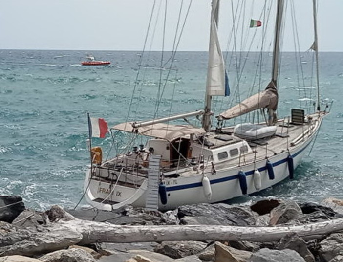 Barca a vela incagliata a San Lorenzo al Mare: recupero della Guardia costiera dopo 72 ore