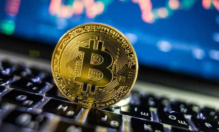 Bitcoin raggiunge un nuovo record: è ora di investire?