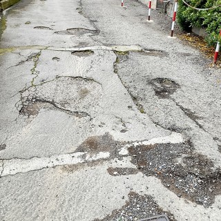 Sanremo, "asfalti pieni di buche in via Porte Candelieri": la segnalazione