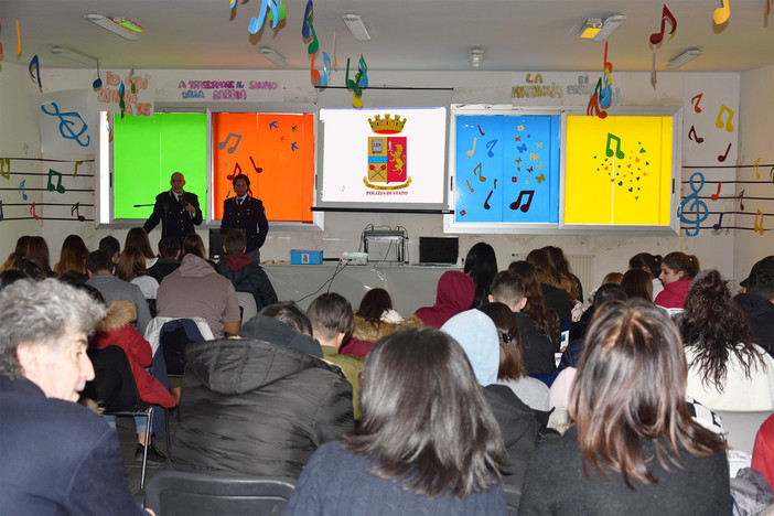 Incontri nelle scuole di Imperia e Ventimiglia per la prevenzione ed il contrasto all'illegalità tra i giovani con il progetto Blue Box Incontri nelle scuole di Imperia e Ventimiglia per la prevenzione ed il contrasto all'illegalità tra i giovani con il progetto Blue Box