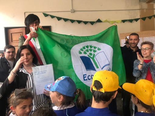 Taggia: da questo pomeriggio una bandiera verde sventola per la prima volta davanti alla scuola G.B. Soleri Taggia: da questo pomeriggio una bandiera verde sventola per la prima volta davanti alla scuola G.B. Soleri