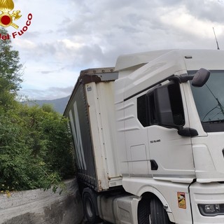 Bilico resta incastrato sulla Statale 28 a Pornassio, intervento dei vigili del fuoco: strada chiusa per oltre un'ora Bilico resta incastrato sulla Statale 28 a Pornassio, intervento dei vigili del fuoco: strada chiusa per oltre un'ora