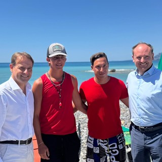 Mare agitato a Ventimiglia, rischiano di annegare: due giovani bagnini salvano una famiglia (Foto e video)