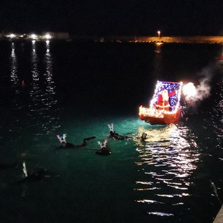 Imperia: grande successo anche quest'anno per il tradizionale appuntamento con il Babbo Natale Sub (foto)