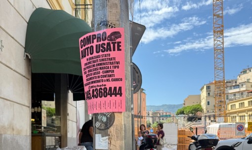 Sanremo tappezzata di volantini "compro auto usate": segnalazioni e sanzioni, ma il fenomeno non si ferma